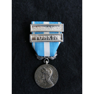 FRANCE : médaille coloniale agrafes Madagascar Tonkin argentée diamètre 3 cm ruban neuf