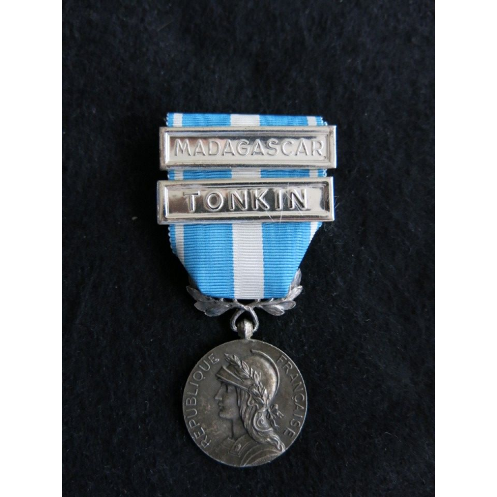 FRANCE : médaille coloniale agrafes Madagascar Tonkin argentée diamètre 3 cm ruban neuf