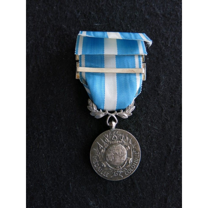 FRANCE : médaille coloniale agrafes Madagascar Tonkin argentée diamètre 3 cm ruban neuf