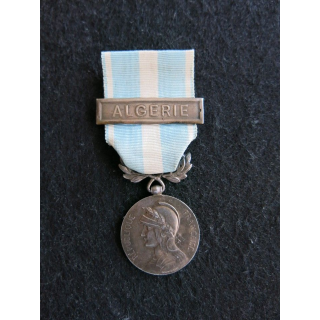 FRANCE : médaille coloniale agrafes Madagascar Tonkin argentée diamètre 3 cm ruban neuf