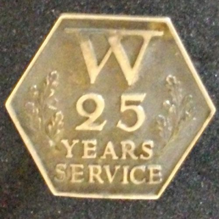 INSIGNE GB W 25 YEARS SERVICE ATTRIBUÉE A H.LEAKE EN ARGENT