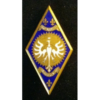 L'insigne du 5° régiment de cuirassiers est de fabrication Drago Paris Rue olivier métra sous homologation G. 878