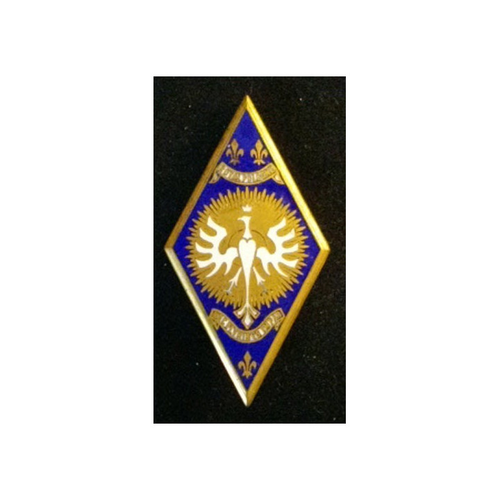 L'insigne du 5° régiment de cuirassiers est de fabrication Drago Paris Rue olivier métra sous homologation G. 878