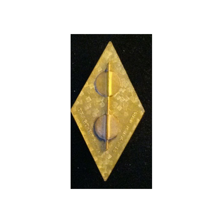 L'insigne du 5° régiment de cuirassiers est de fabrication Drago Paris Rue olivier métra sous homologation G. 878