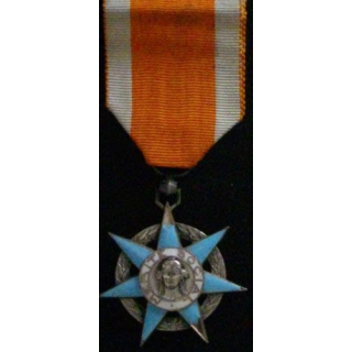 FRANCE : médaille de chevalier de l'Ordre du Mérite Social comprenant de gros défauts d'émail