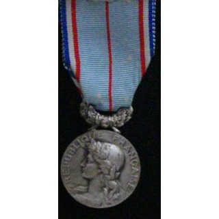 FRANCE : MÉDAILLE DU GRAND PRIX HUMANITAIRE DE FRANCE