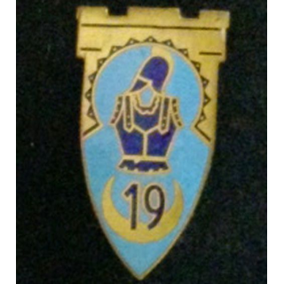 19° RG : insigne du 19° Régiment du Génie 43 mm x 22 mm 3 créneaux en émail retirage ancien de Augis ?