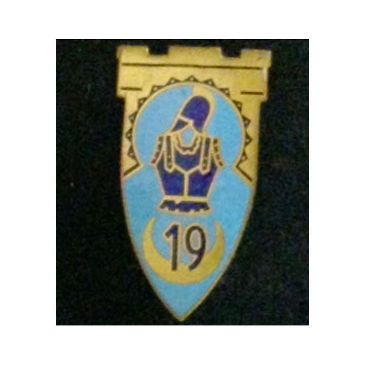 19° RG : insigne du 19° Régiment du Génie 43 mm x 22 mm 3 créneaux en émail retirage ancien de Augis ?