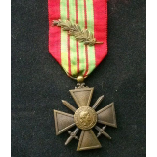FRANCE : Croix de guerre 1939 avec un ruban portant une palme en bronze