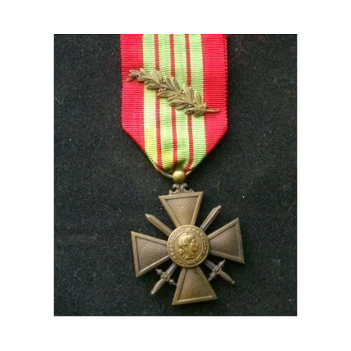 FRANCE : Croix de guerre 1939 avec un ruban portant une palme en bronze