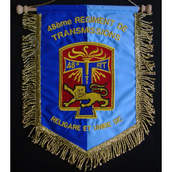 fanion du 48° RT en tissu brodé en fil doré de très belle fabrication