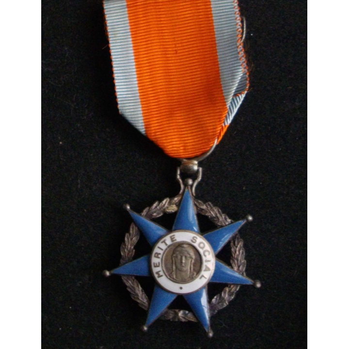 Médaille de chevalier de l'Ordre du Mérite Social en émail superbe