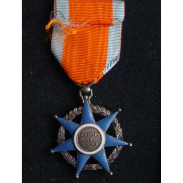 Médaille de chevalier de l'Ordre du Mérite Social en émail superbe