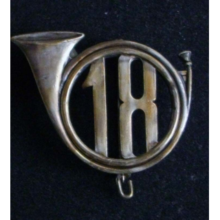 insigne métallique de béret du 18° régiment de chasseur