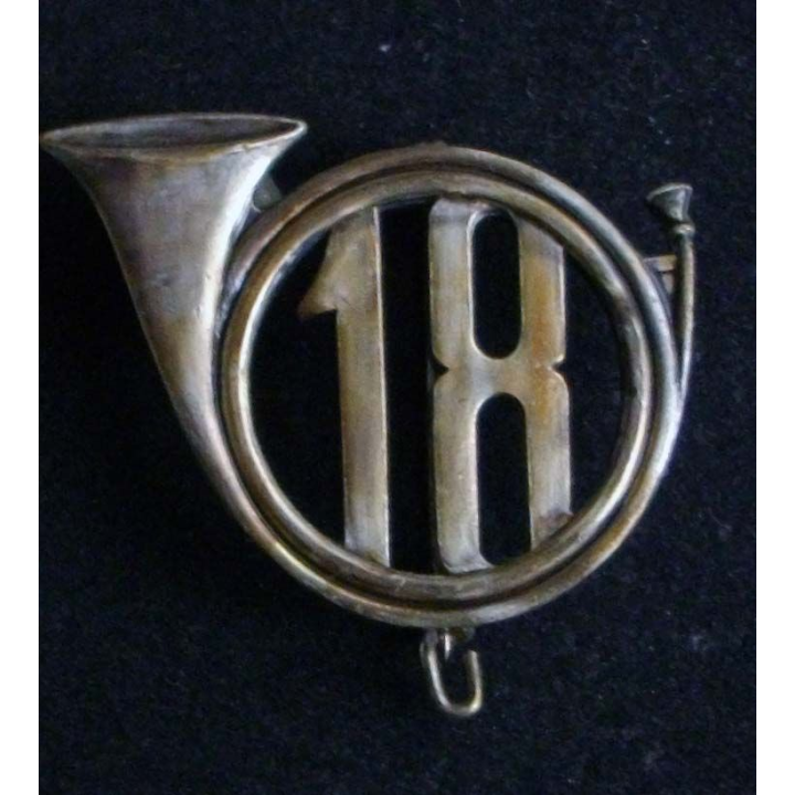 insigne métallique de béret du 18° régiment de chasseur