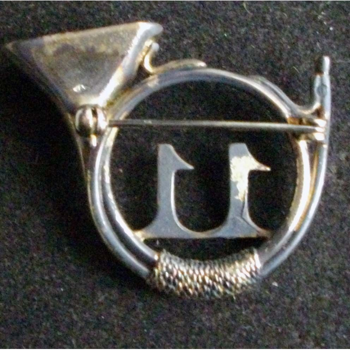 Insigne fantaisie en argent massif du 11° régiment de chasseurs