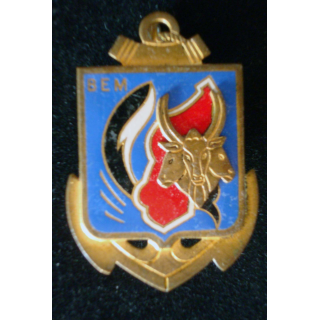 insigne métallique du bataillon européen de Madagascar DOM G. 900