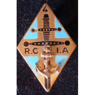 Insigne métallique du 4° RCIA de fabrication Drago G.1472 en émail