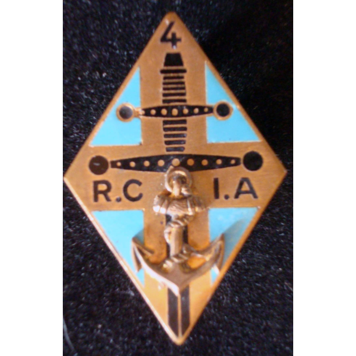 Insigne métallique du 4° RCIA de fabrication Drago G.1472 en émail