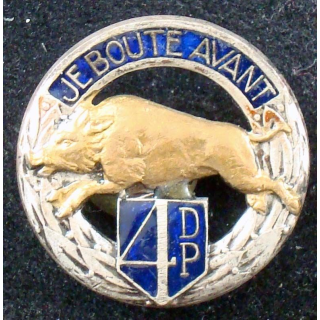 Insigne métallique du 4° régiment de dragons portés en émail bleu
