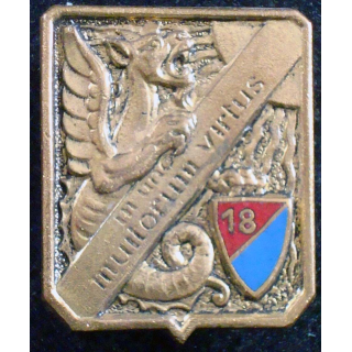 Insigne du 18° régiment de dragons de fabrication Drago Paris en émail