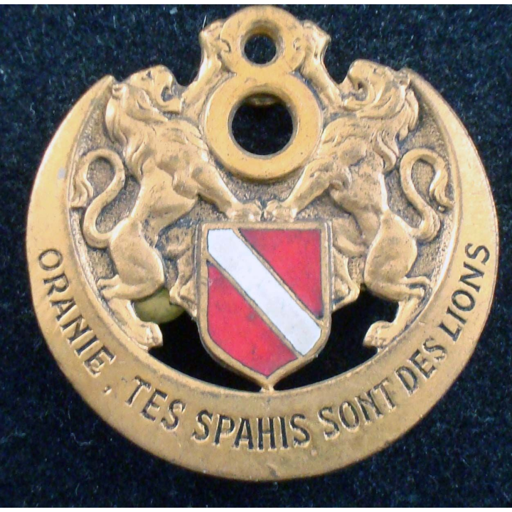 Insigne métallique du 8° régiment de spahis algériens Drago en émail