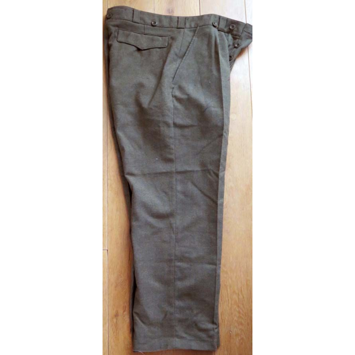 Ce pantalon modèle 1945 / 1952 en laine de taille 40 est sans marquage