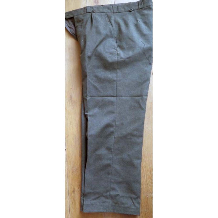 Ce pantalon modèle 1945 / 1952 en laine de taille 40 est sans marquage