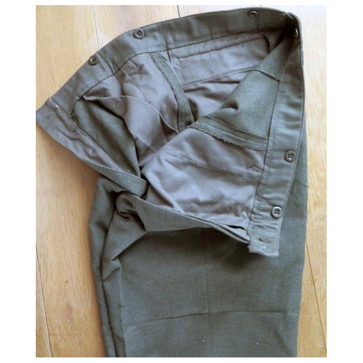 Ce pantalon modèle 1945 / 1952 en laine de taille 40 est sans marquage