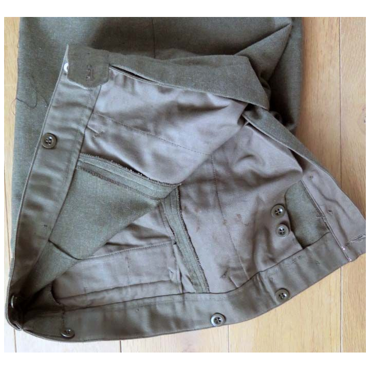 Ce pantalon modèle 1945 / 1952 en laine de taille 40 est sans marquage