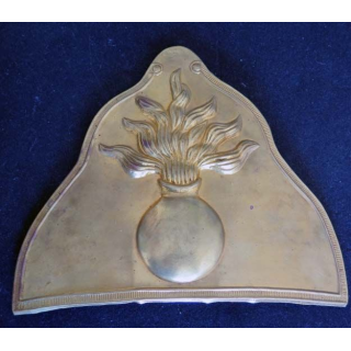 Plaque de bonnet à poil de grenadier en cuivre jaune de taille 16 x 20