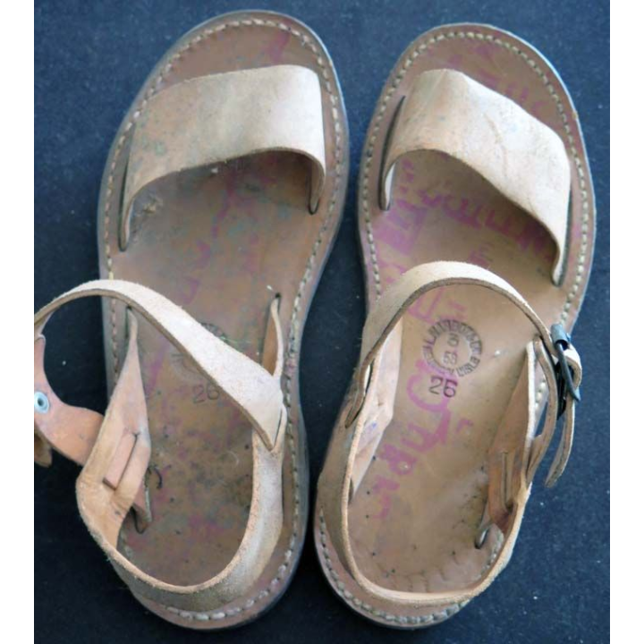 Cette paire de sandalettes réglementaires de type saharien en cuir