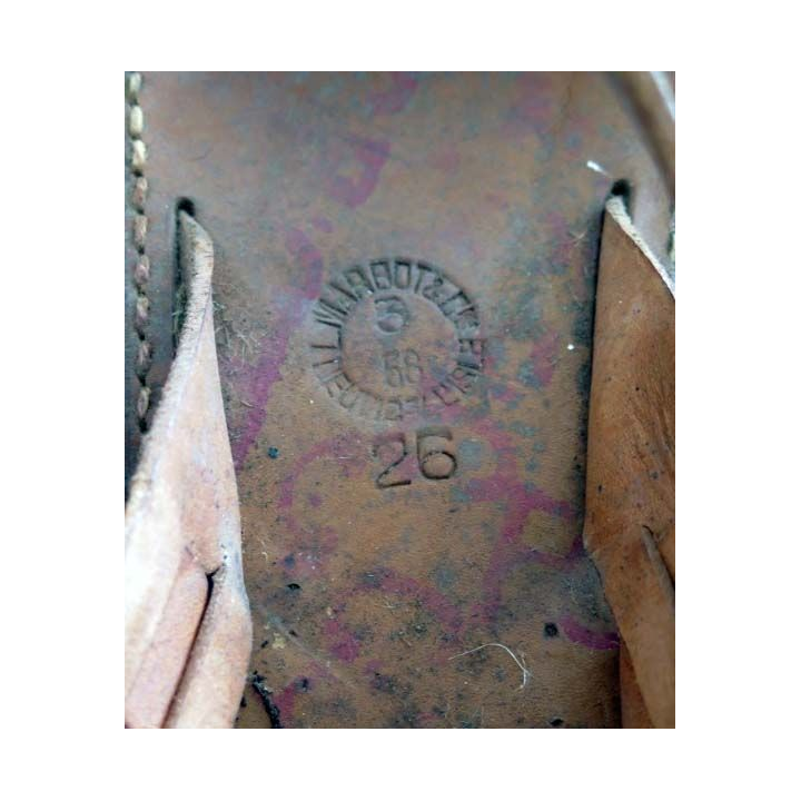 Cette paire de sandalettes réglementaires de type saharien en cuir