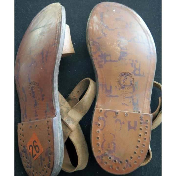 Cette paire de sandalettes réglementaires de type saharien en cuir