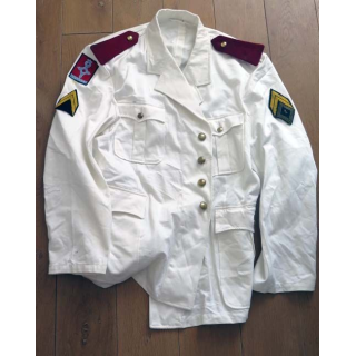 Veste en coton blanc montée avec un écusson du 1° REI ou 1° CSPLE