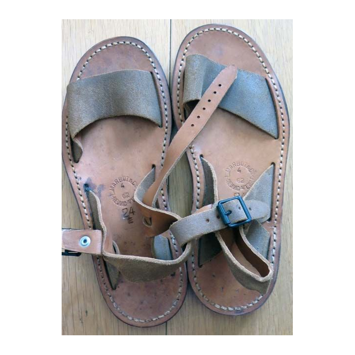 Cette paire de sandalettes réglementaires de type saharien en cuir
