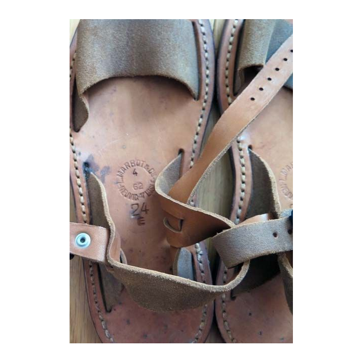 Cette paire de sandalettes réglementaires de type saharien en cuir