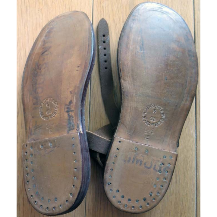 Cette paire de sandalettes réglementaires de type saharien en cuir