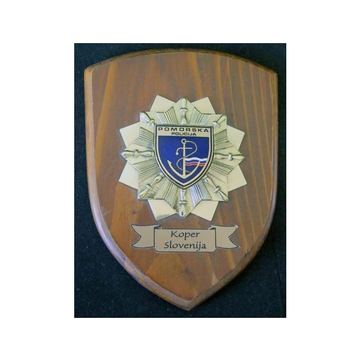insigne de la Police slovène métallique sur écu de bois