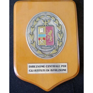 insigne de la Police italienne Di Stato métallique sur écu de bois dans sa boite