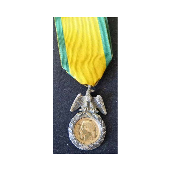 Médaille militaire de Napoléon III avec au centre une pièce de Napoléon III