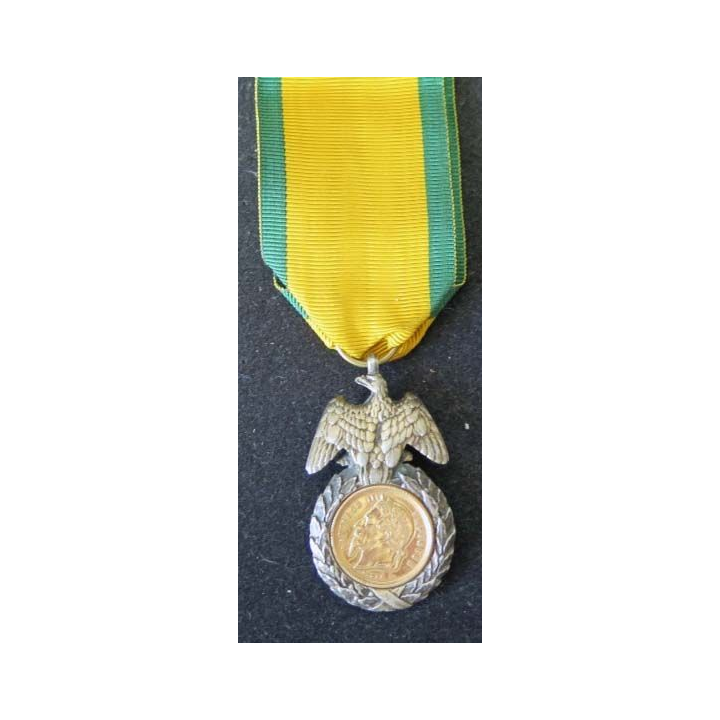 Médaille militaire de Napoléon III avec au centre une pièce de Napoléon III