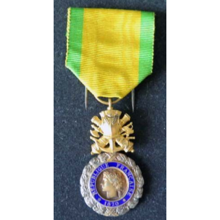 Médaille militaire de Napoléon III avec au centre une pièce de Napoléon III