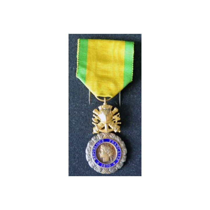 Médaille militaire de Napoléon III avec au centre une pièce de Napoléon III