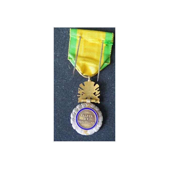 Médaille militaire de Napoléon III avec au centre une pièce de Napoléon III