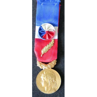 Médaille d'or du travail attribuée à R. Gonidec en 1983 en vermeil