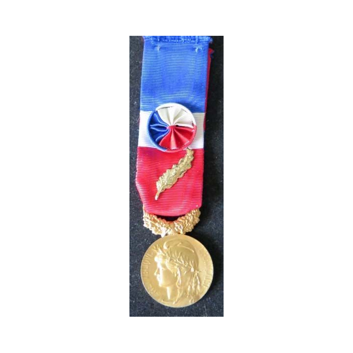 Médaille d'or du travail attribuée à R. Gonidec en 1983 en vermeil