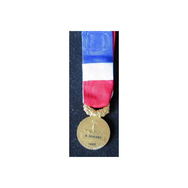 Médaille d'or du travail attribuée à R. Gonidec en 1983 en vermeil
