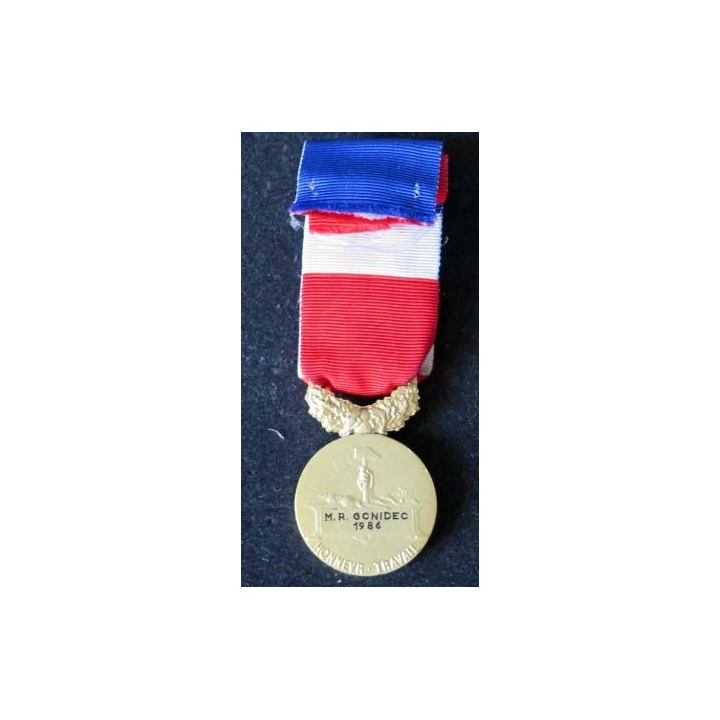 Médaille vermeil du travail attribuée à R. Gonidec en 1986 en vermeil