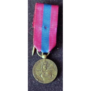 Cette médaille miniature de la défense nationale est en bronze
